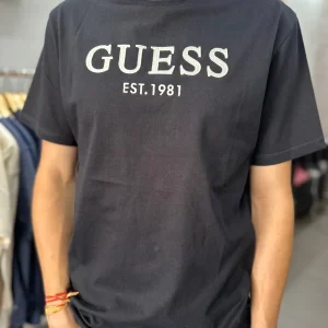Camiseta Guess negra logo bordado