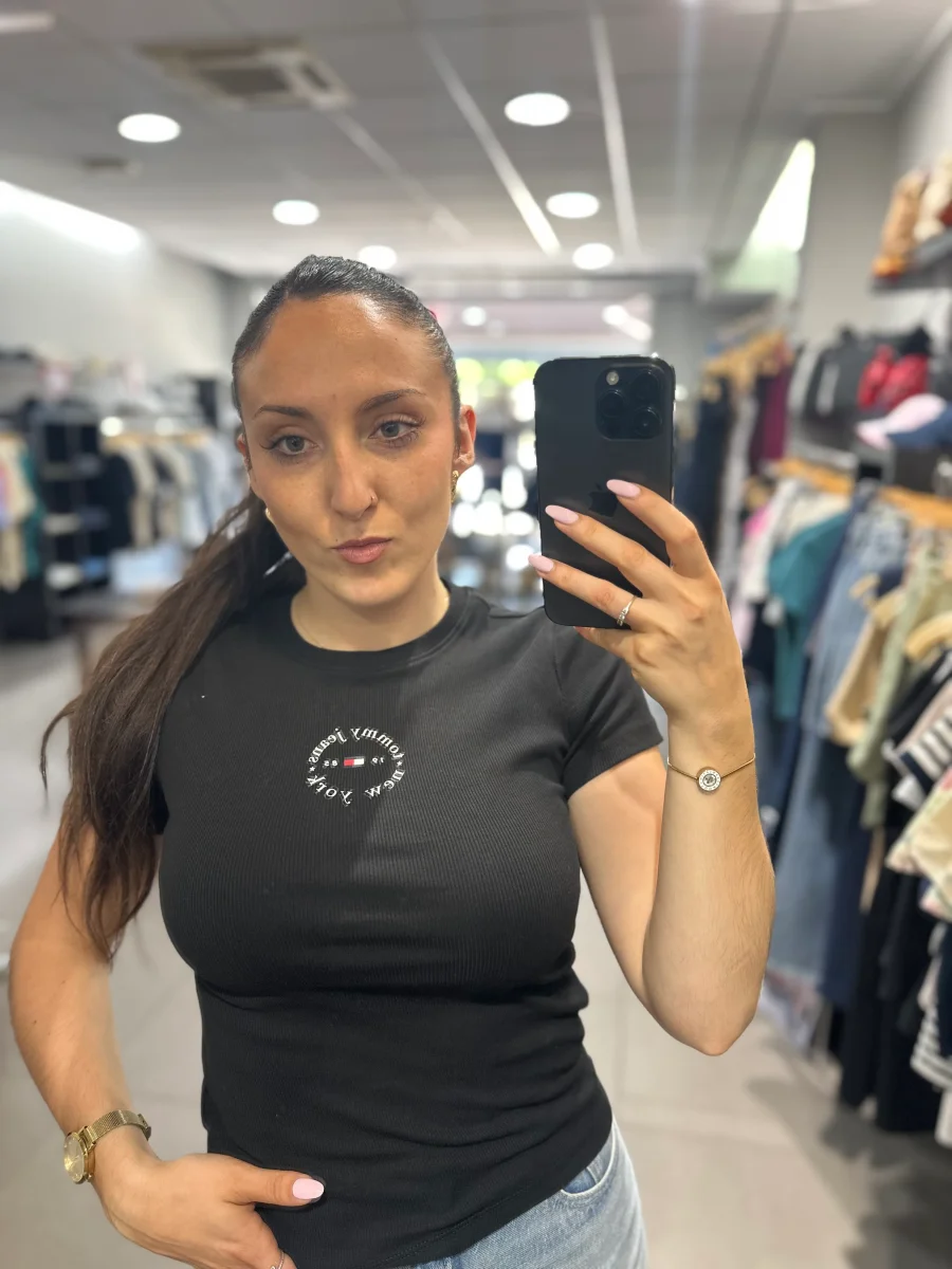 Camiseta Tommy canalé negro logo redondo - Imagen 6