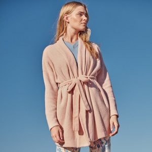 Chaqueta lisa de GISELA, cruzada de manga larga.