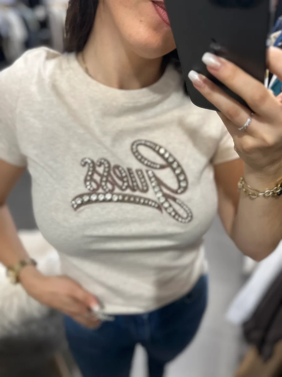 Camiseta Guess beige jaspeada con logo bordado marrón chocolate y brillo rosa - Imagen 7
