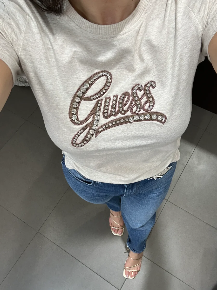 Camiseta Guess beige jaspeada con logo bordado marrón chocolate y brillo rosa - Imagen 8