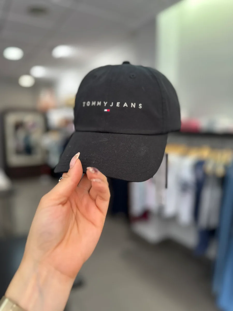 GORRA TOMMY JEANS NEGRA logo beige