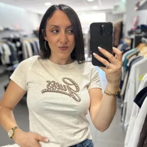Camiseta Guess beige jaspeada con logo bordado marrón chocolate y brillo rosa