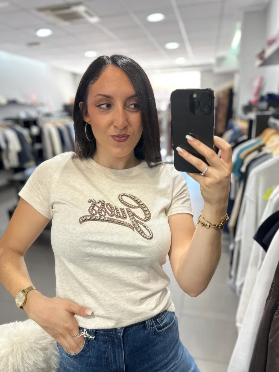 Camiseta Guess beige jaspeada con logo bordado marrón chocolate y brillo rosa