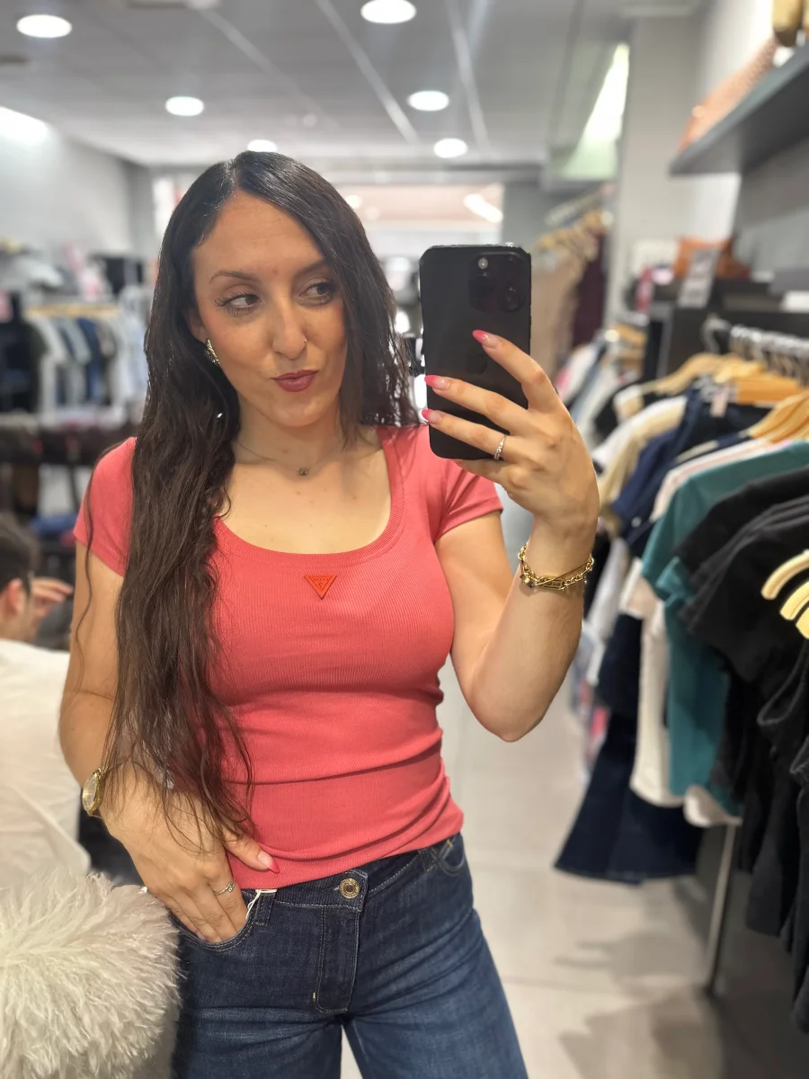 Camiseta Guess canalé coral - Imagen 6