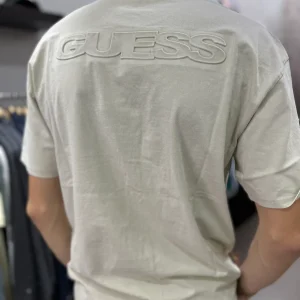 Camiseta Guess crema logo en la espalda