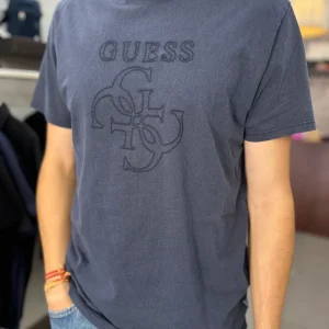 Camiseta Guess efecto denim marina logo 4g bordado