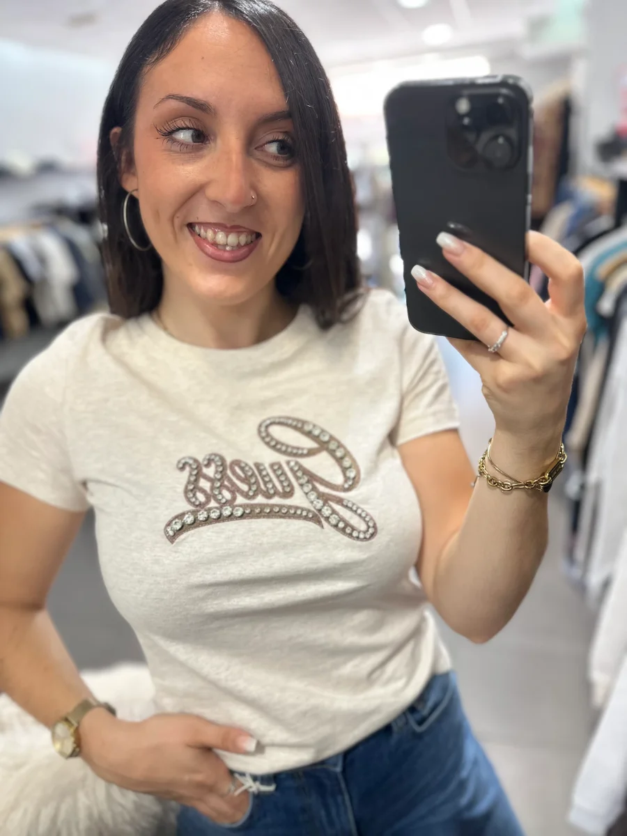 Camiseta Guess beige jaspeada con logo bordado marrón chocolate y brillo rosa - Imagen 6