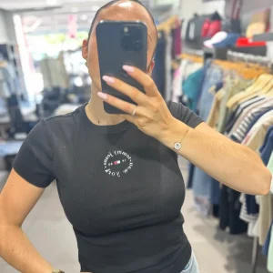 Camiseta Tommy canalé negro logo redondo