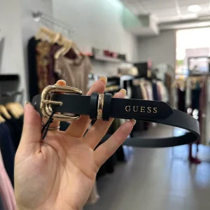CINTURÓN GUESS NEGRO DETALLES DORADOS