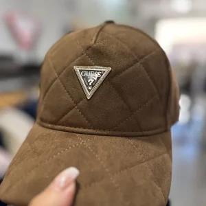 GORRA GUESS CHOCOLATE ACOLCHADA