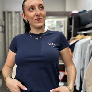 Camiseta silbon marina con logo con corazones bordado