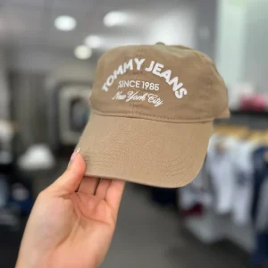 GORRA TOMMY JEANS CAMEL EFECTO VAQUERA