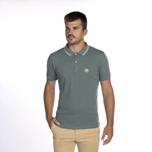 Polo hombre piqué, listado en el cuello.