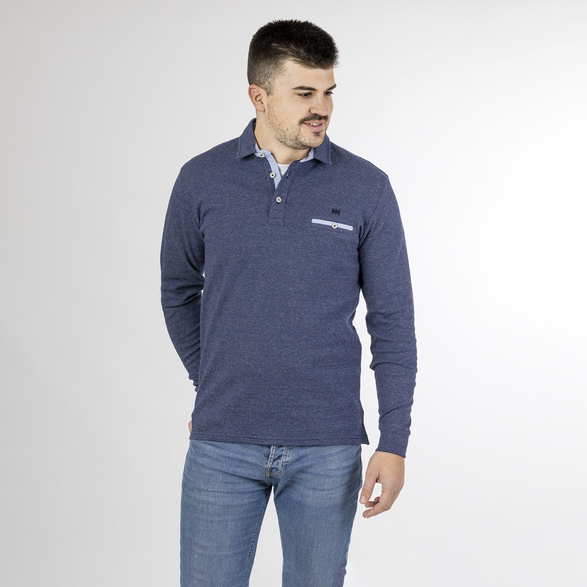 Polo manga larga con detalles en tejido camisero.