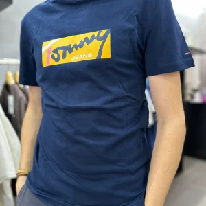 Camiseta Tommy marina logo amarillo y rosa