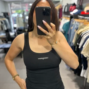 Camiseta Tommy canalé negra tirante bordado