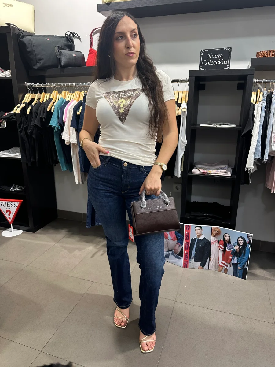 Camiseta Guess beige logo serpiente chocolate - Imagen 6
