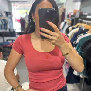 Camiseta Guess canalé coral