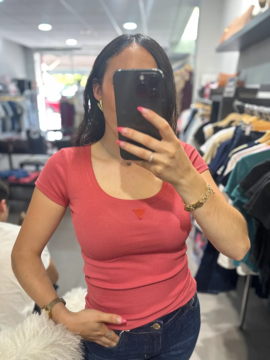 Camiseta Guess canalé coral - Imagen 2