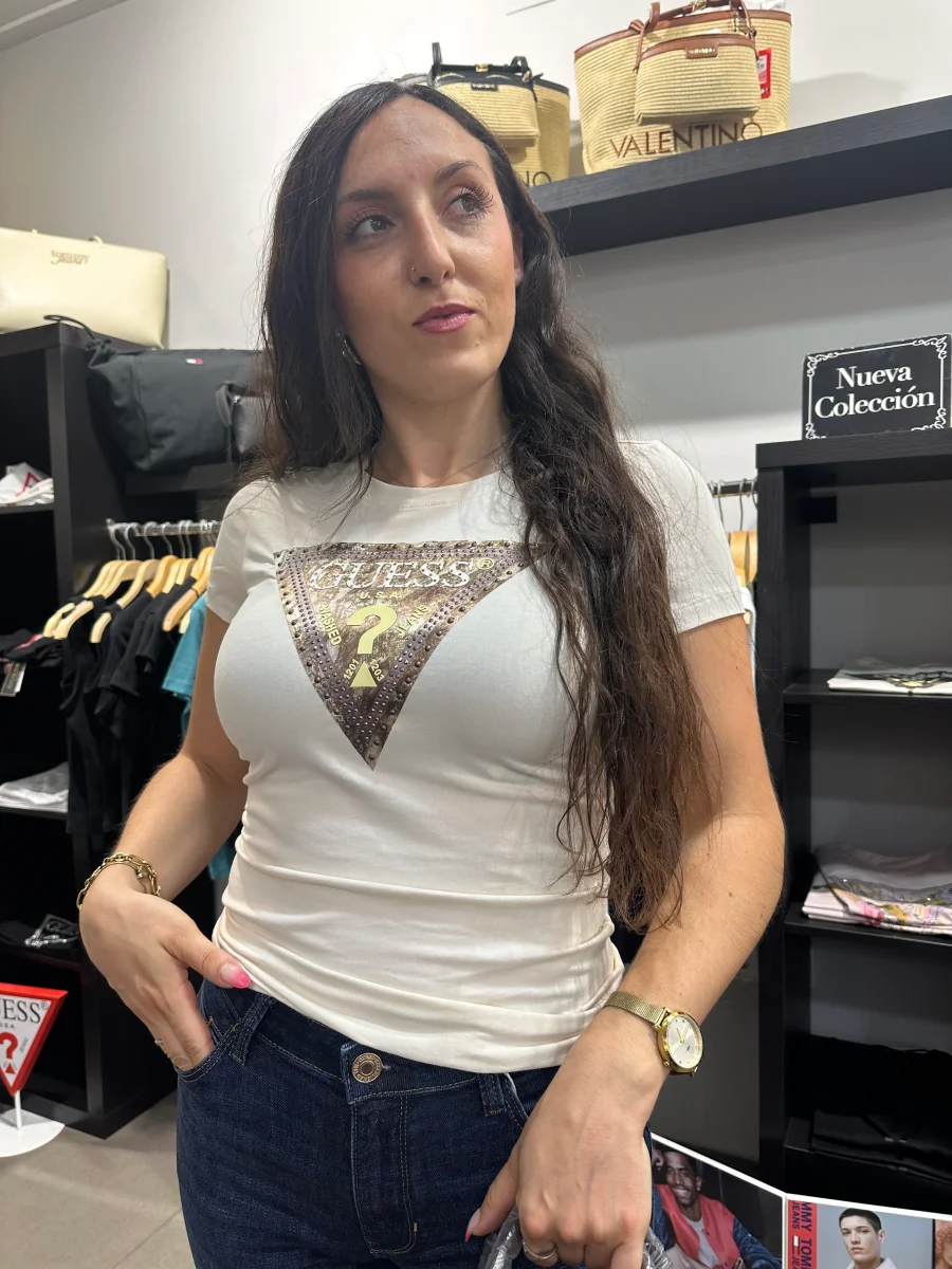 Camiseta Guess beige logo serpiente chocolate - Imagen 3