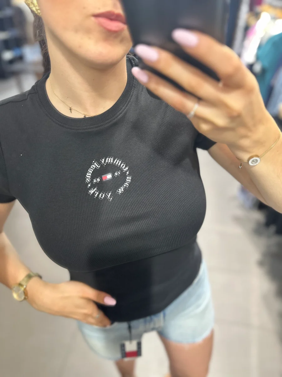 Camiseta Tommy canalé negro logo redondo - Imagen 4