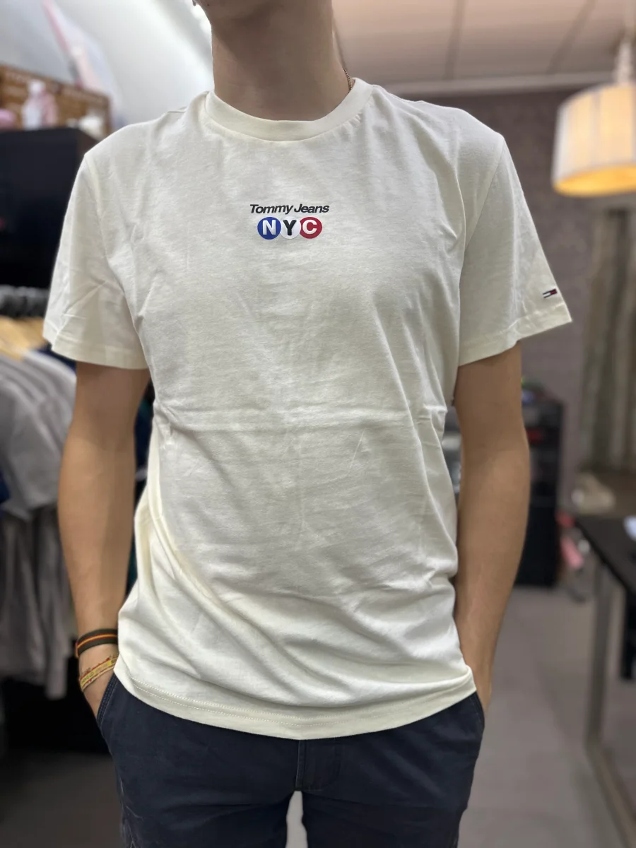 Camiseta Tommy crema logo NYC en colores bandera - Imagen 4