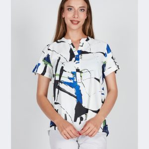 Blusa camiseta mujer tela cuello mao con abertura botones estampado abstracto fondo blanco