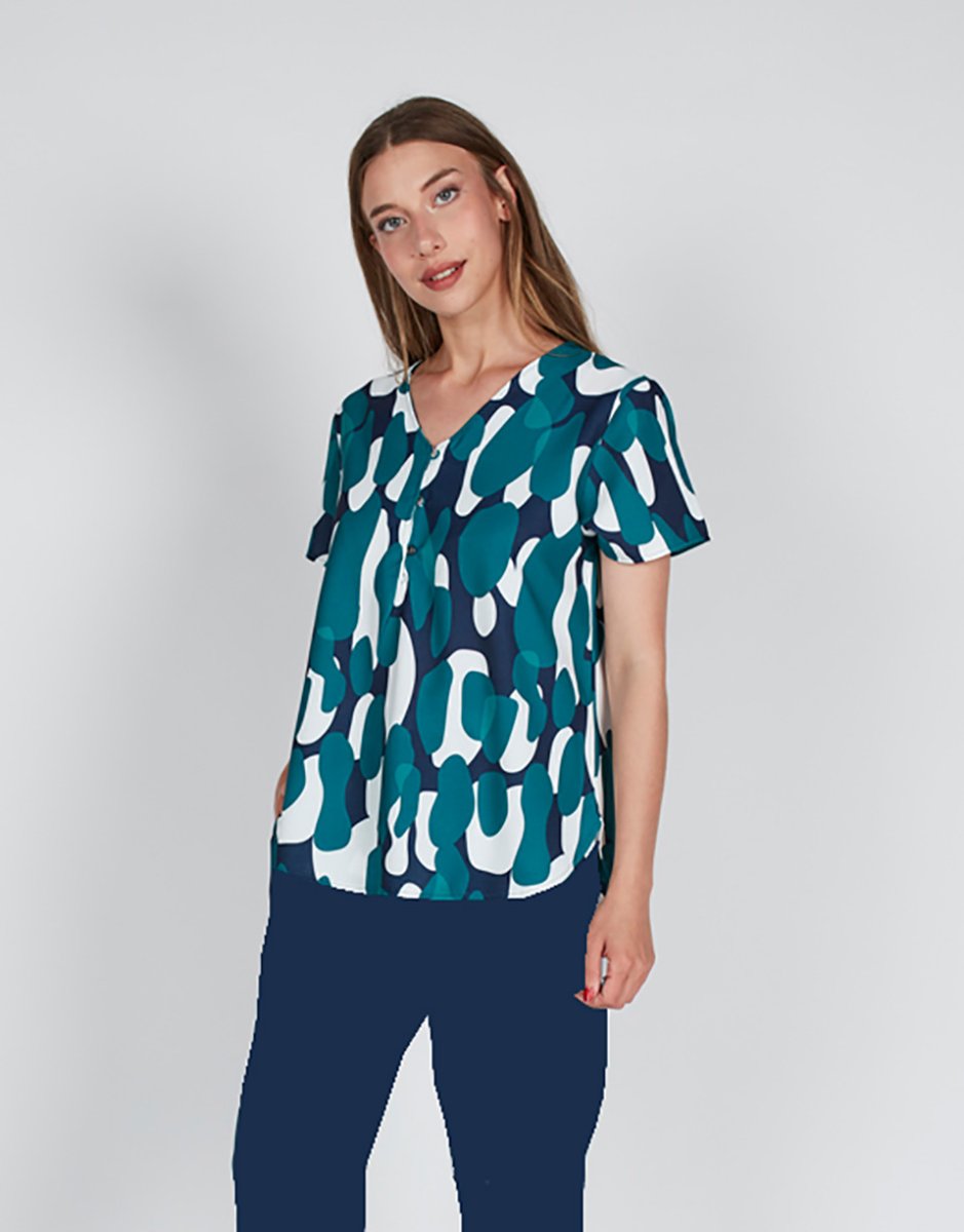 Blusa camiseta mujer tela manga corta escote pico con cuatro botones estampado abstracto en verde, marino y blanco - Imagen 2