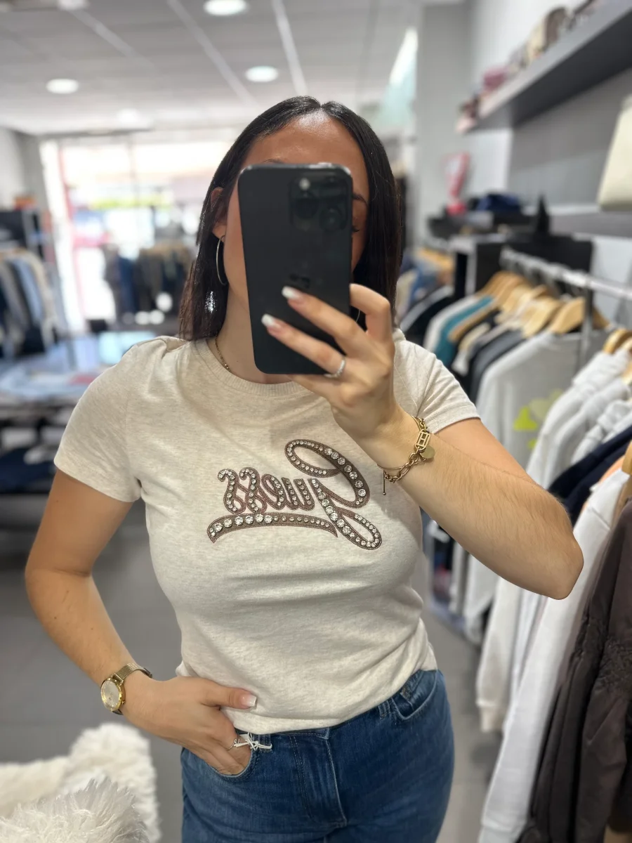 Camiseta Guess beige jaspeada con logo bordado marrón chocolate y brillo rosa - Imagen 3