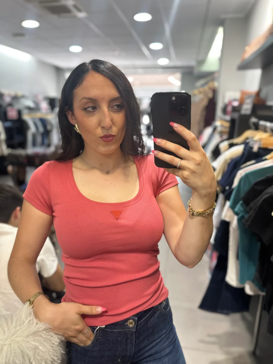 Camiseta Guess canalé coral - Imagen 5