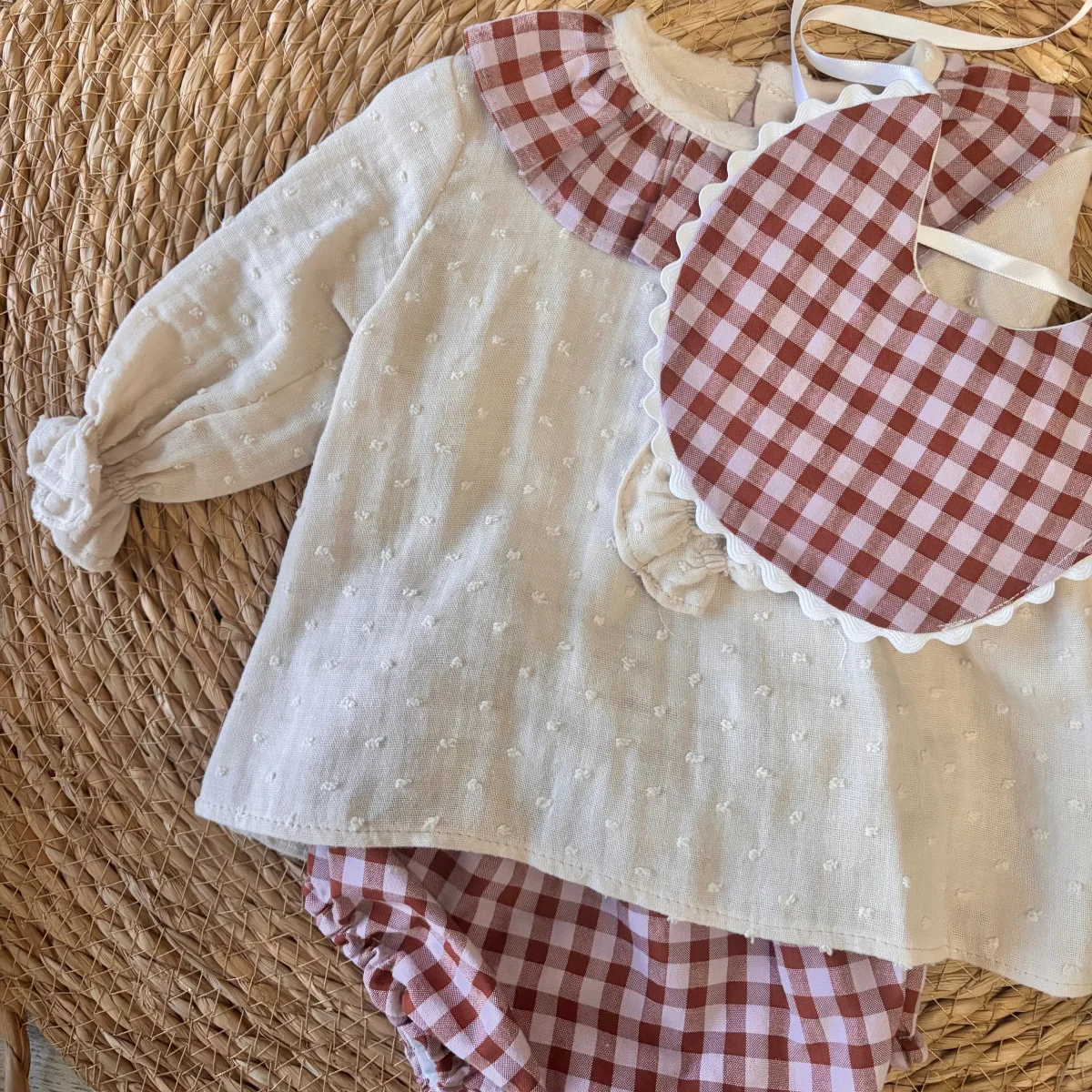 CONJUNTO CAMISA Y CUBREPAÑAL EN BÁMBULA Y CUADRO VICHY - Imagen 3