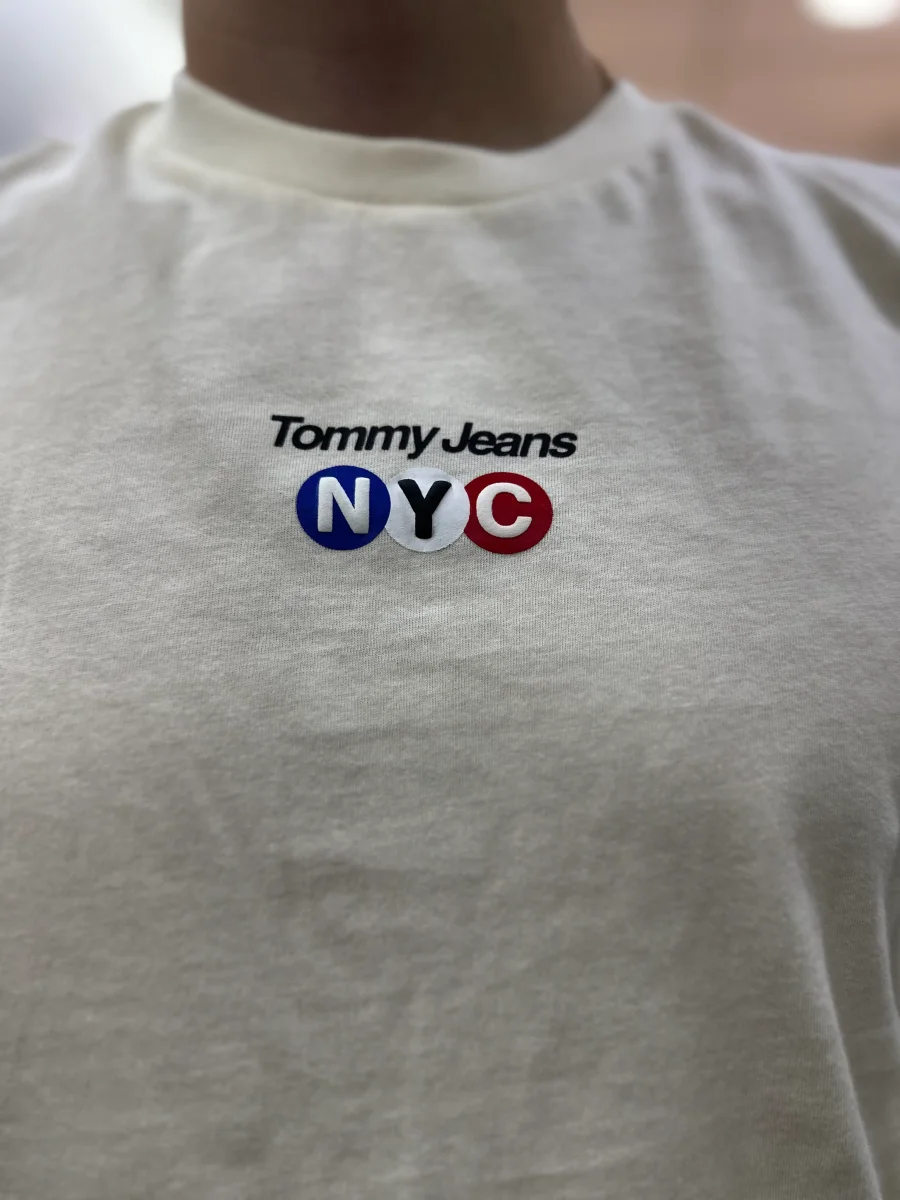 Camiseta Tommy crema logo NYC en colores bandera - Imagen 3