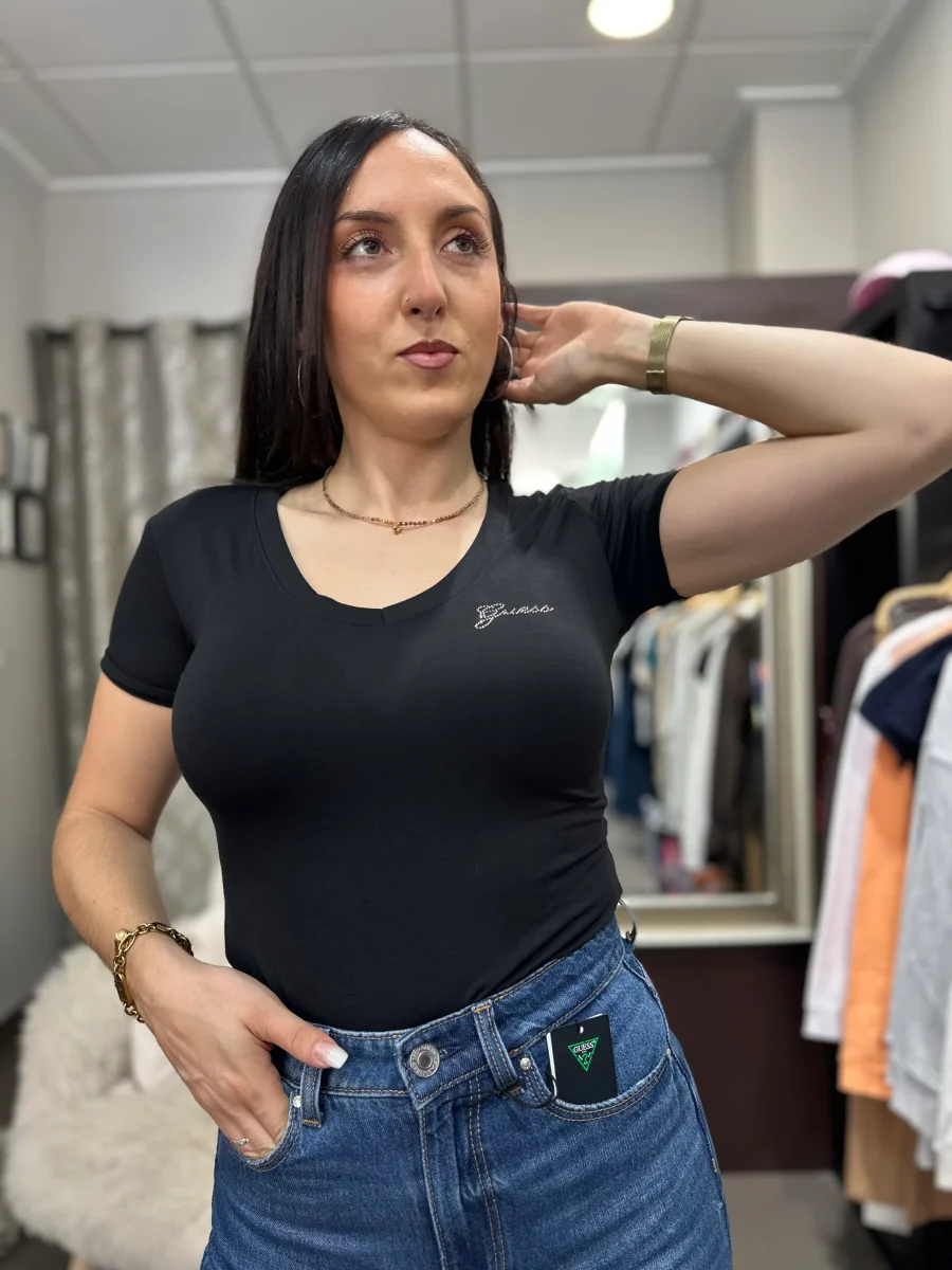 Camiseta Guess negra tencel - Imagen 2