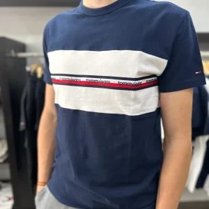 Camiseta Tommy marina banda logo bordada