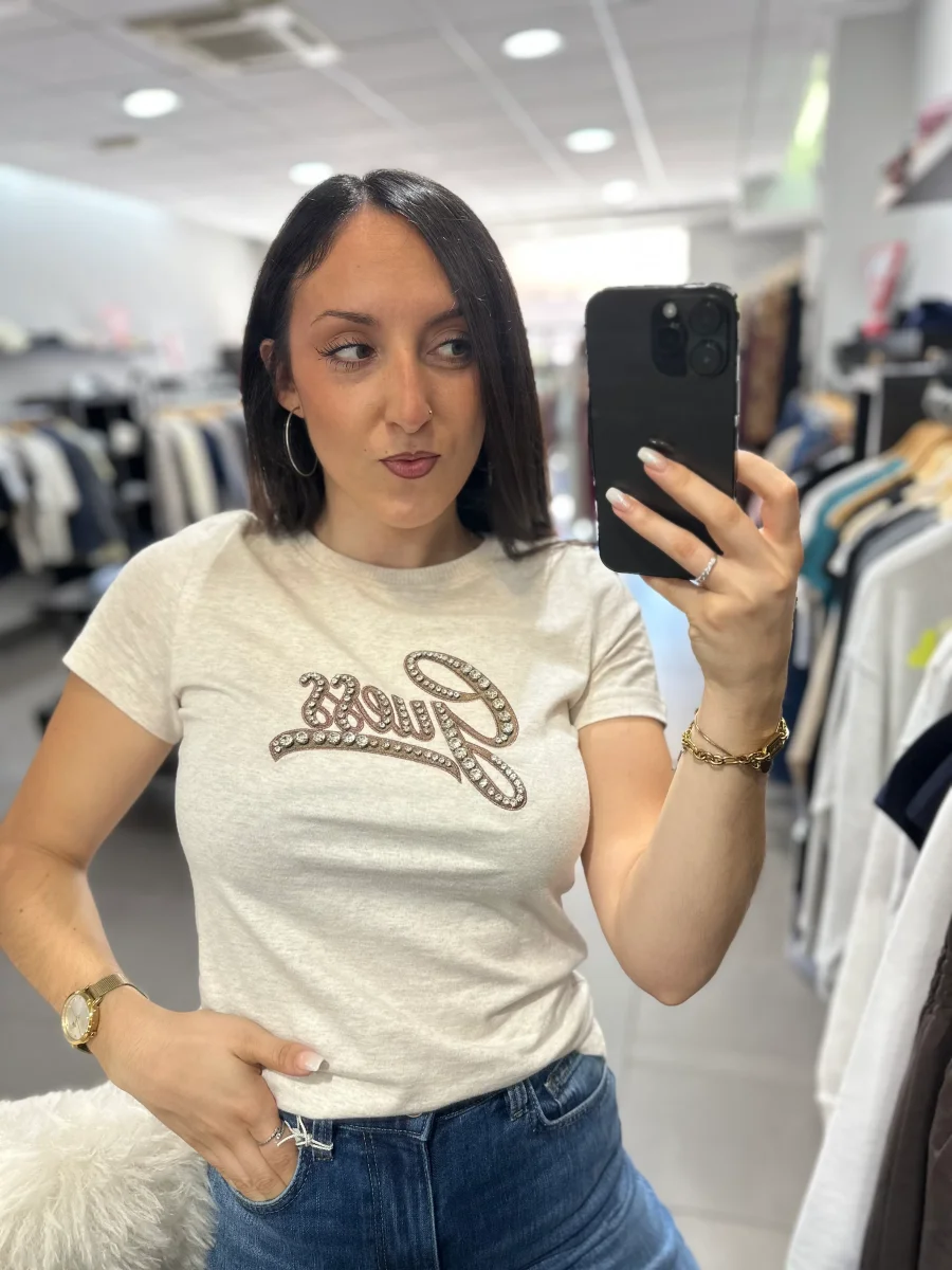 Camiseta Guess beige jaspeada con logo bordado marrón chocolate y brillo rosa - Imagen 5