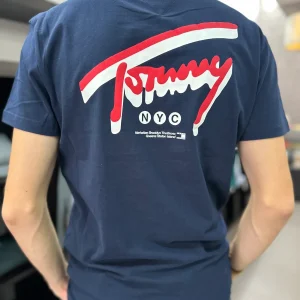 Camiseta Tommy marina logo en la espalda rojo