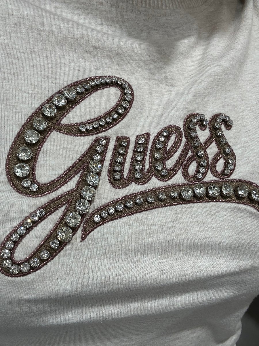 Camiseta Guess beige jaspeada con logo bordado marrón chocolate y brillo rosa - Imagen 4