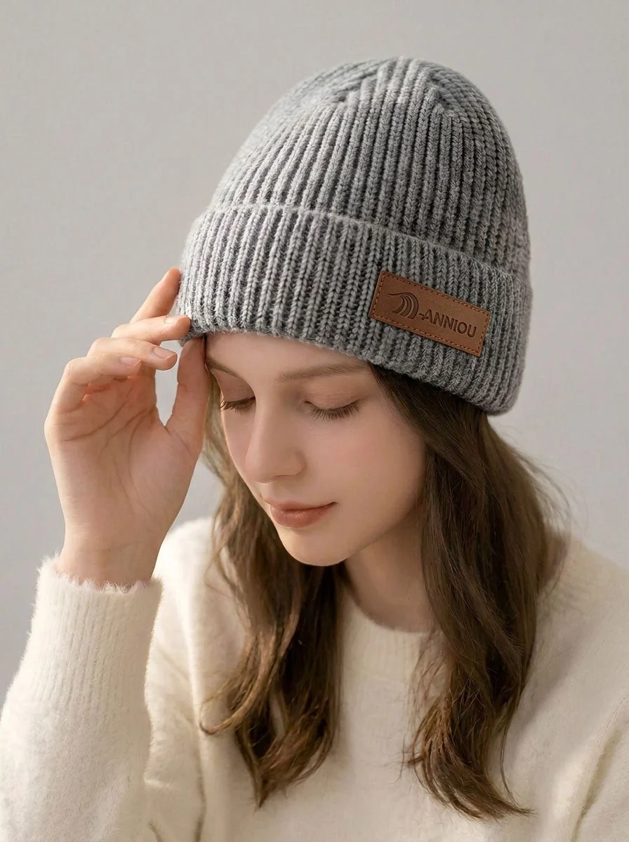 Women Rib Knit Leather Patch Beanie Hat - Imagen 9