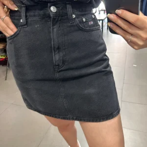 FALDA VAQUERA TOMMY JEANS MINI MOM FIT NEGRO DESGASTADO