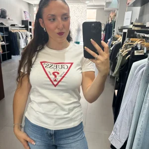 CAMISETA GUESS BÁSICA LOGO GRANDE REFULAR FIT MANGA CORTA BLANCA