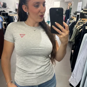 CAMISETA GUESS BASICA LOGO PEQUEÑO MANGA CORTA GRIS