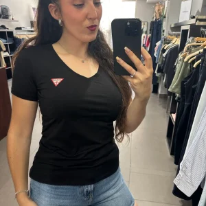 CAMISETA GUESSLOGO PEQUEÑO CUELLO PICO NEGRA MANGA CORTA