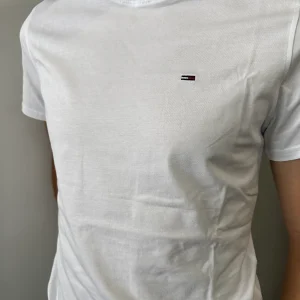 CAMISETA BÁSICA TOMMY JEANS BLANCA CON LOGO BORDADO