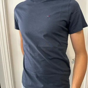 CAMISETA BÁSICA TOMMYJEANS AZUL  MARINA LOGO BORDADO