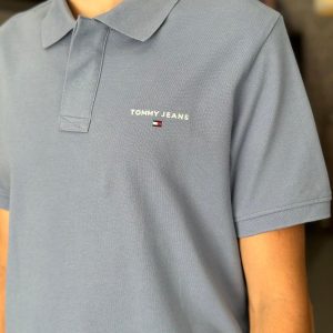 POLO TOMMY JEANS AZUL CON LOGO BORDADO