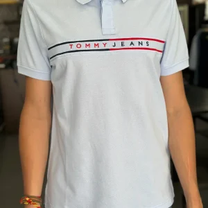 POLO TOMMY JEANS AZUL CLARO CON LOGO BORDADO EN EL PECHO