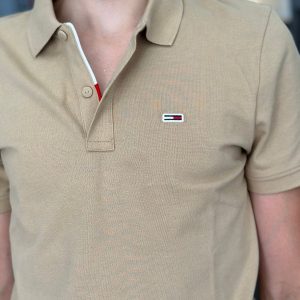 POLO TOMMY JEANS BÁSICO CAMEL CON LOGO BORDADO Y BANDERA DETRÁS DE BOTONES