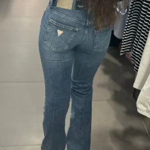 VAQUEROS GUESS CORTE RECTO TALLE MEDIO AZUL LAVADO CLARO