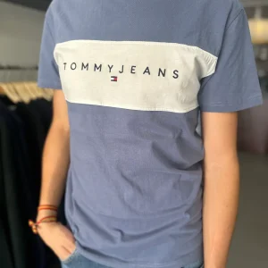CAMISETA MANGA CORTA TOMMY JEANS AZUL CON LOGO BORDADO